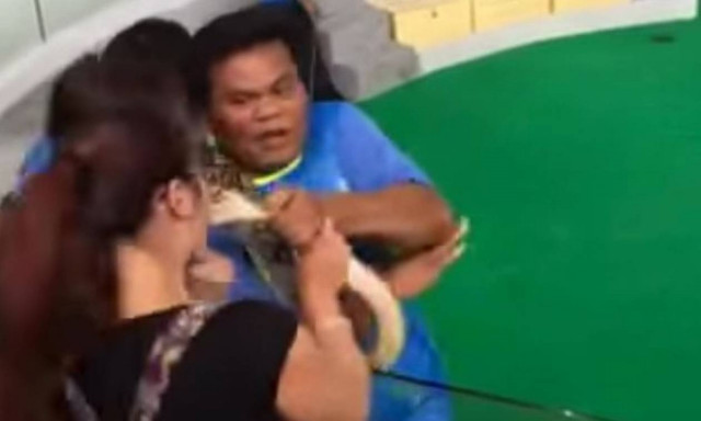 Κινέζα πήγε να φιλήσει πύθωνα στο στόμα! Δείτε πώς κατέληξε (video)
