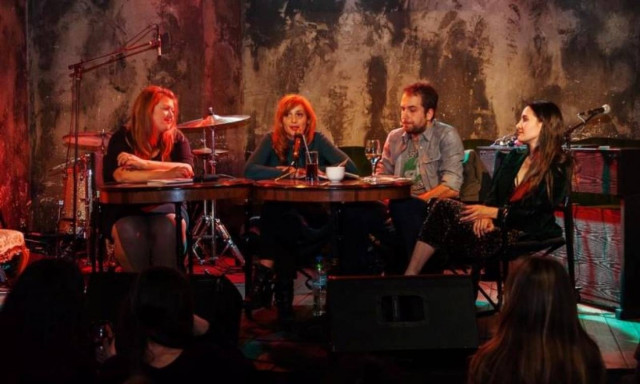 Οι «Γαλάζιες πατούσες στο ταβάνι» της Μαρθίλιας Σβάρνα