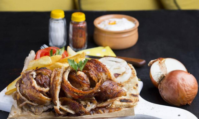 Θεσσαλονίκη: Το αφεντικό τρελάθηκε... Η αφίσα ψητοπωλείου που τρέλανε το διαδίκτυο!