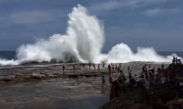 Αυστραλία: Τεράστιο κύμα παρασύρει και τραυματίζει ανυποψίαστους λουόμενους (vid)