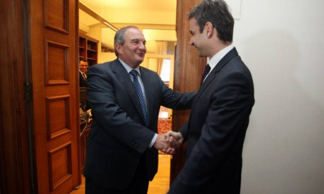 «Τα εν οίκω μη εν δήμω» η απάντηση Μητσοτάκη για τη συνάντηση με Καραμανλή