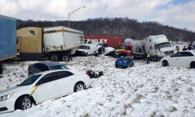 Απίστευτη καραμπόλα με 40 αυτοκίνητα στην Ιντιάνα (pic+vid)