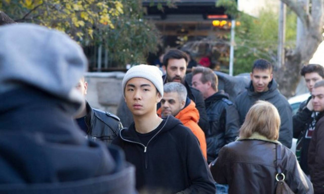 Εκατοντάδες άνθρωποι στήθηκαν έξω από μαγαζί στην Κηφισιά για ένα… ζευγάρι παπούτσια