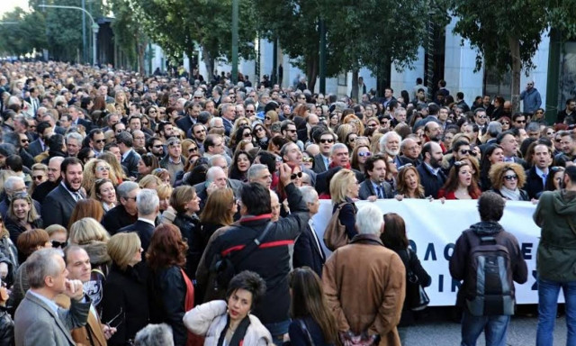 Νέο ασφαλιστικό: Χιλιάδες στην πορεία δικηγόρων, γιατρών, μηχανικών (pics)