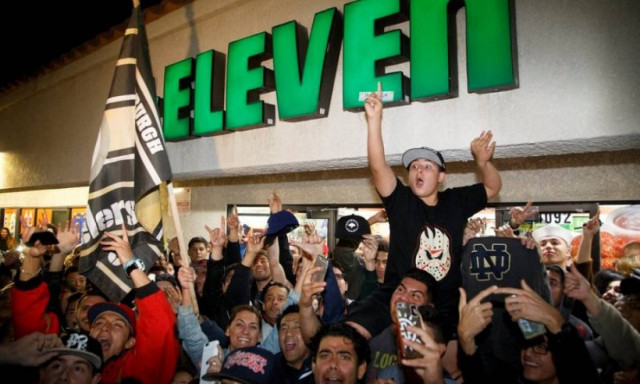 Κέρδισαν σε Τζακ Ποτ ποσό ίσο με την αξία των Ανακτόρων του Μπάκιγχαμ (Vid)