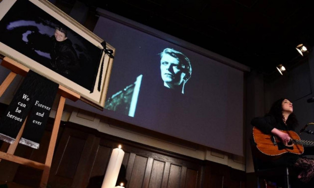 Βερολίνο: Εκατοντάδες θαυμαστές έξω από το στούντιο Hansa για το ύστατο αντίο στον David Bowie