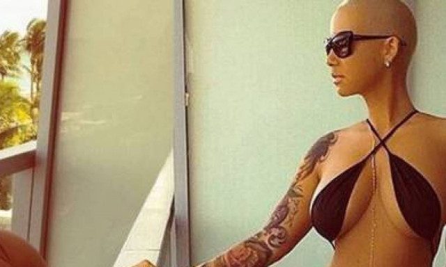 Έβαλε τη στέκα του μπιλιάρδου ανάμεσα στα πόδια της (photos)