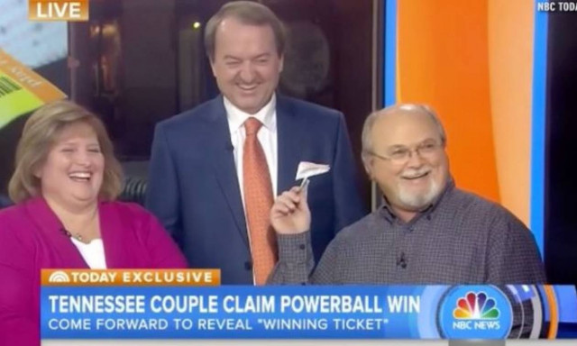 ΗΠΑ: Δείτε το ζευγάρι που αγόρασε τον έναν από τους τρεις υπερτυχερούς λαχνούς του Powerball (video)