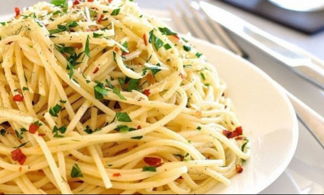 Η πιο εύκολη αρωματική μακαρονάδα με τσίλι και σκόρδο (βίντεο)