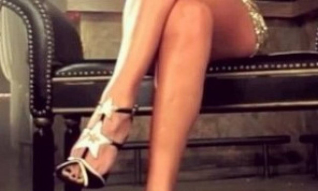 Απίστευτο: Σε ποια Ελληνίδα τραγουδίστρια ανήκουν αυτές οι ποδάρες;