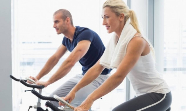 Άσκηση πριν ή μετά το φαγητό; Πότε καίνε περισσότερο λίπος οι άνδρες και πότε οι γυναίκες