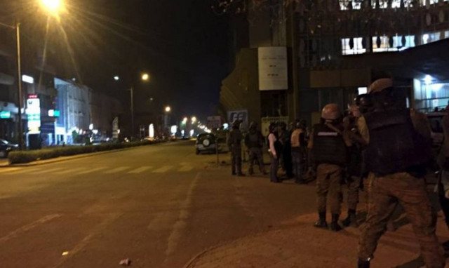 Τρομοκρατική επίθεση με δεκάδες νεκρούς στην Μπουρκίνα Φάσο (pics+vids)