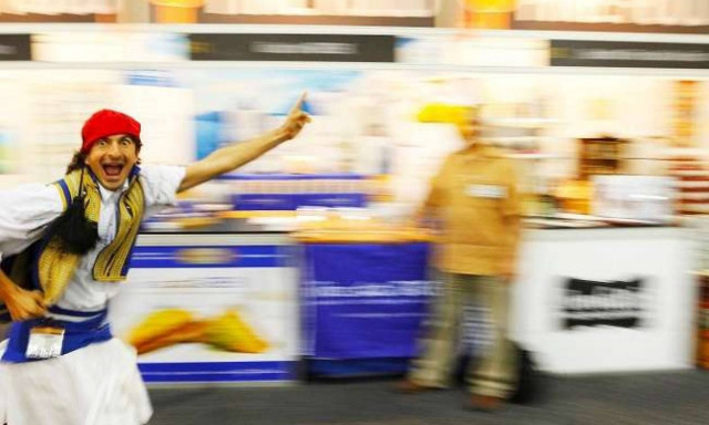 Ο Ηλίας ο Έλληνας που κέρδισε τους Αυστραλούς πελάτες...ντυμένος τσολιάς!