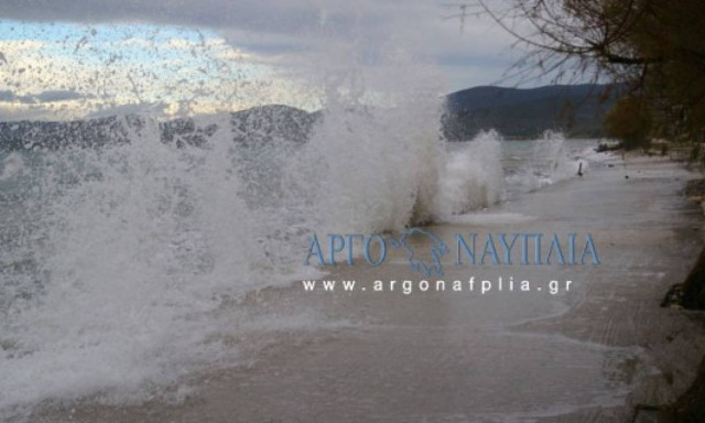 Κακοκαιρία: Εφιάλτης για τους κατοίκους του Ναυπλίου – Η θάλασσα βγήκε στη στεριά! (pics+vid)