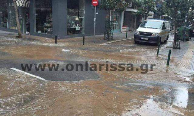 Απίστευτες εικόνες: Σε τεράστια λίμνη μετατράπηκε το κέντρο της Λάρισας! (pics+vid)