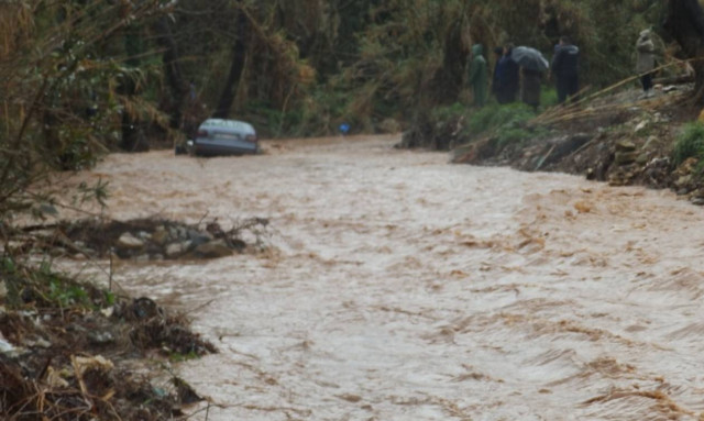 Εγκλωβισμένοι επιβάτες σε χείμαρρο στις Σέρρες - Φόβοι για νεκρό