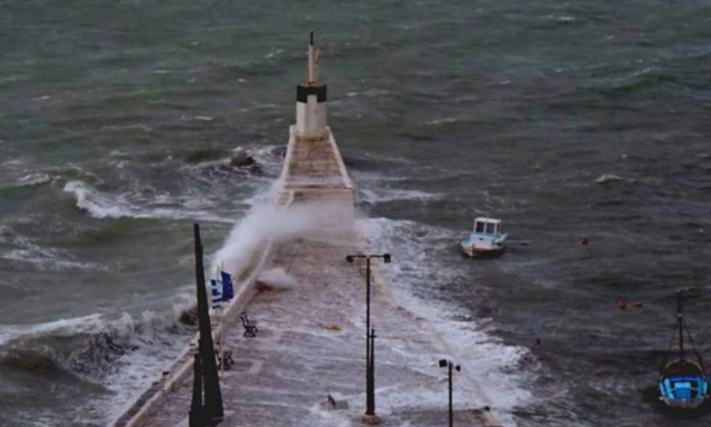 Κακοκαιρία: Η θάλασσα βγήκε στη στεριά στη Σάμο (pics+video)