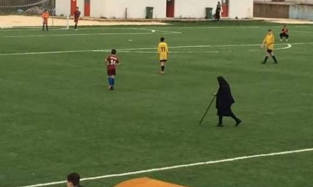 Η θρυλική γιαγιά… εισβολέας στο Onsports (video)