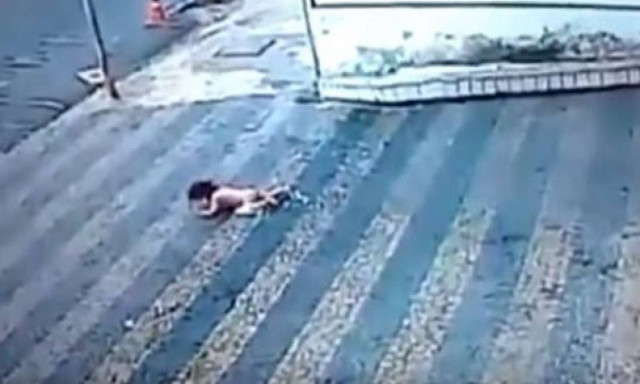 Απίστευτο! Μωρό 14 μηνών έπεσε από τον δεύτερο όροφο και γλιτώσε από θαύμα (vid)