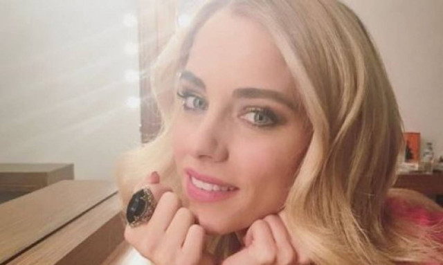 Wow! Η Δούκισσα Νομικού με σγουρά μαλλιά και smokey eyes!