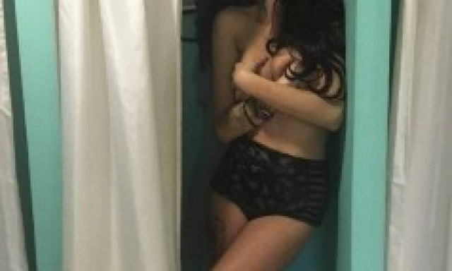 Κολωνάκι Τώρα. Τραγουδίστρια τα δείχνει όλα σε δοκιμαστήριο