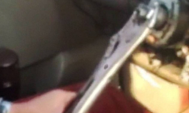 Απίστευτη πατέντα: Ταξιτζής οδηγεί με έναν… κάβουρα! (video)