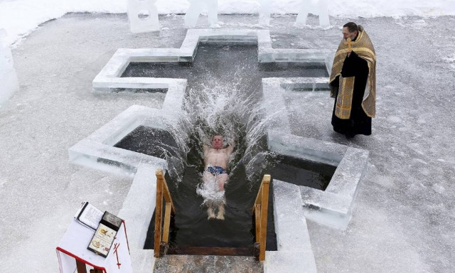 Ρωσία: Με βουτιά στα παγωμένα νερά γιόρτασαν τα Θεοφάνεια (pics)