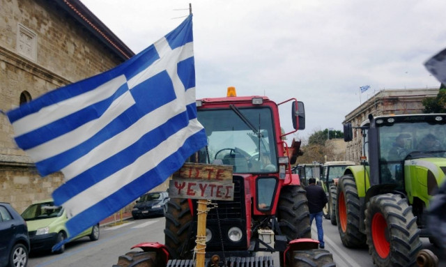 Τα τρακτέρ «πνίγουν» την κυβέρνηση - Μπλόκα σε όλη τη χώρα