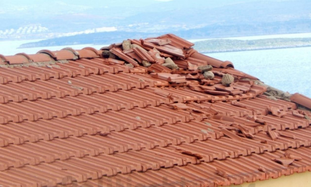 Απίστευτο: Κεραυνός άνοιξε τρύπα σε σπίτι στην Χίο! (pic)