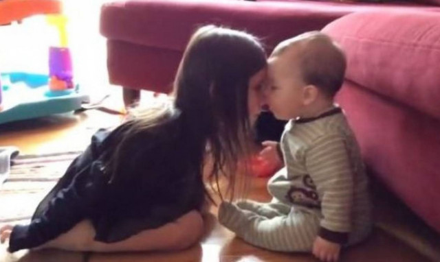 Αξιολάτρευτο: Δείτε πώς το μωρό προσπαθεί να αγκαλιάσει τη μεγαλύτερη αδερφούλα του! (βίντεο)