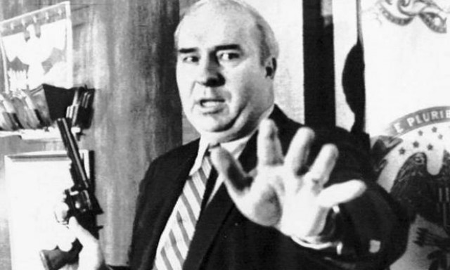 Σαν σήμερα το 1987 ο πολιτικός Μπαντ Ντουάιερ αυτοκτονεί μπροστά στις κάμερες