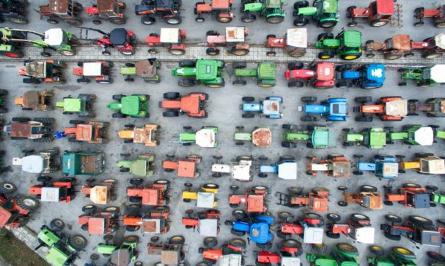 Οι αγρότες «πολιορκούν» την κυβέρνηση - Σε πανικό το Μαξίμου