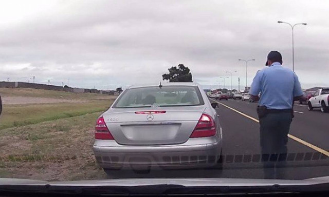 Απίστευτο! Τον πυροβολούν στην πλάτη και αυτός συνεχίζει να κόβει την κλήση (pic+vid)