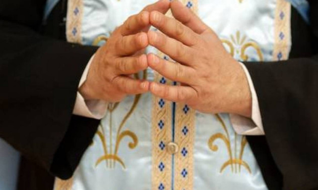 «Παπαδιά» ολόγυμνη σε ερωτικές περιπτύξεις με «Μητροπολίτη»! (photos)