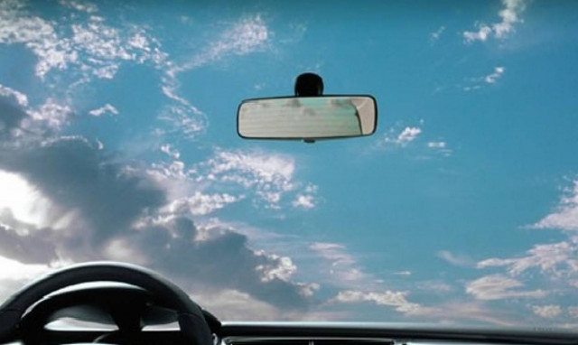 Το τέλειο κόλπο! Έτσι θα ξεπαγώσεις το παρμπρίζ του αυτοκινήτου σου! (video)