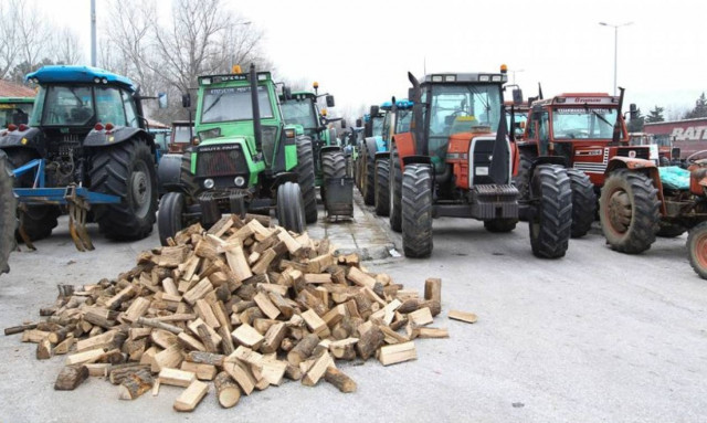 Ασφαλιστικό - Αγρότες στα μπλόκα της Βορείου Ελλάδος: «Δεν το κουνάμε από εδώ»!