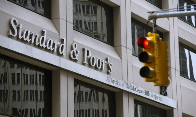 Τι «θέλει» ο S&P για να αναβαθμίσει το αξιόχρεο της Ελλάδας