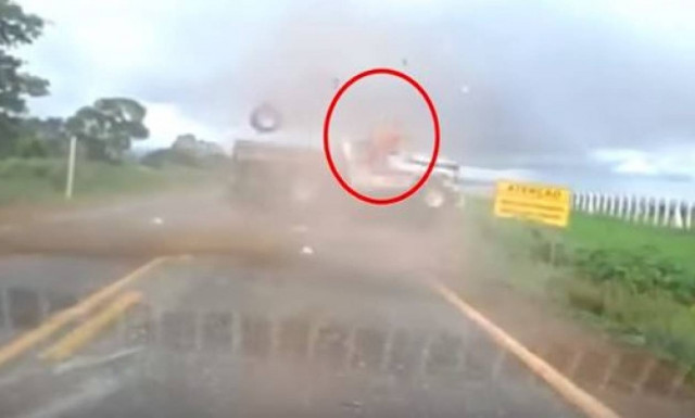 Σοκαριστικό βίντεο: Δεν γίνεται να σωθείς μετά από τέτοιο τροχαίο!