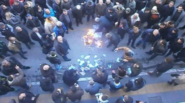 Εξαγριωμένοι αγρότες έκαψαν τη σημαία του ΣΥΡΙΖΑ (vid)