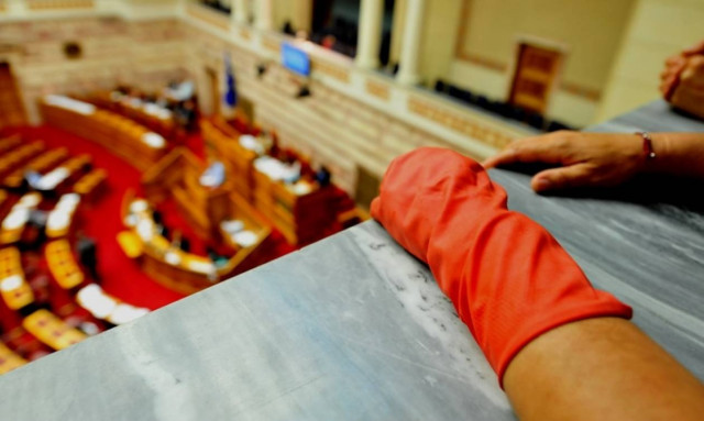 Μαξίμου: Από τα κόκκινα γάντια στις κρεμασμένες γραβάτες της μεσαίας τάξης...