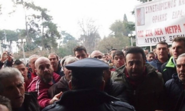 Βίντεο: Αγρότες ξυλοκόπησαν άνδρα των ΜΑΤ