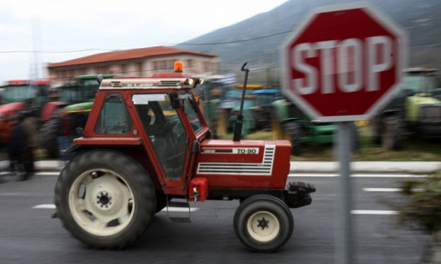 Έκοψαν την Ελλάδα στα δύο οι αγρότες - Μπλακ άουτ σε Εθνικές Οδούς και τελωνεία (photos-video)
