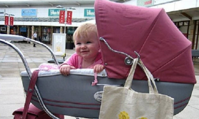 Δείτε για ποιον απίστευτο λόγο πατέρας εγκατέλειψε το παιδί του στο καρότσι (βίντεο)