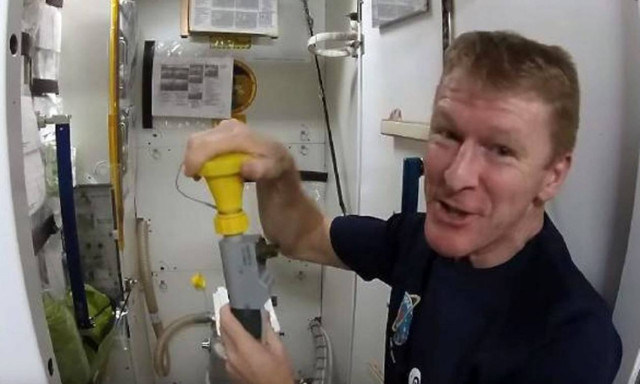 Τι κάνουν οι αστροναύτες όταν τους καλεί η φύση (vid)