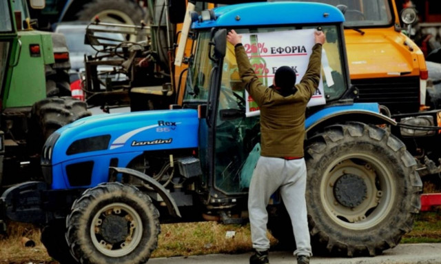Οι αγρότες πολιορκούν την κυβέρνηση - Κόβουν την Ελλάδα στα δύο