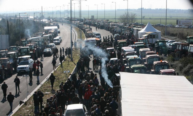 Οργή στα μπλόκα - Ούτε βήμα πίσω οι αγρότες