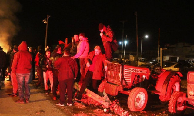Μπλόκα αγροτών: Κλειστές οι εθνικές οδοί Πατρών - Πύργου και Αντιρρίου - Ιωαννίνων