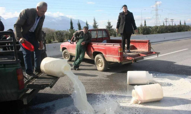 Οι αγρότες «πνίγουν» τον Τσίπρα - Αποφάσισαν επ΄ αόριστον μπλόκα