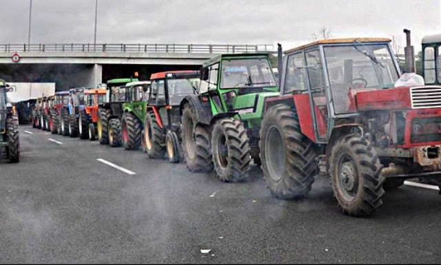 Μπλόκα αγροτών: Κλειστή η εθνική οδός Αθηνών - Λαμίας στο Κάστρο