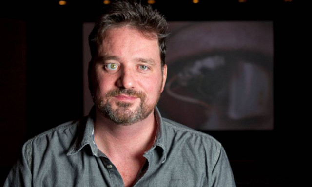 Απίστευτο! Κινηματογραφιστής αντικατέστησε το μάτι του με... κάμερα (pics)